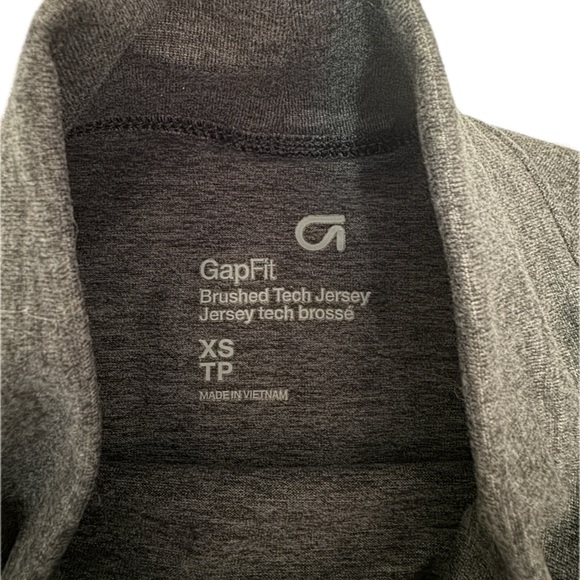 NWT GapFit Brushed Tech Jersey Activewear Top - Picture 4 of 4